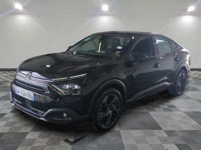 la voiture noire est garée dans le garage sur un sol en damier