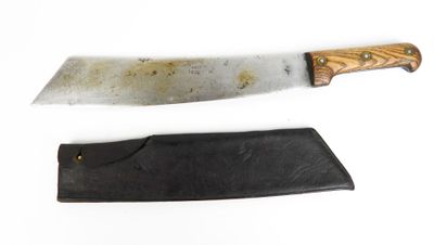 un couteau posé à côté d'un autre couteau sur une table