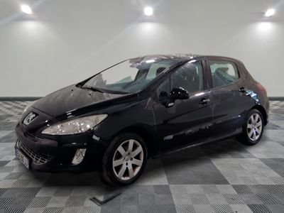 la photo d'une voiture noire garée dans un garage