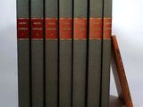 cinq livres sont empilés les uns sur les autres sur une surface blanche