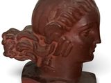 sculpture représentant la tête d'une femme avec une fleur dans les cheveux