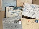 une boîte remplie de vieilles lettres et d'enveloppes posée sur une table