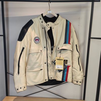 une veste suspendue à un portemanteau dans un magasin de vêtements, avec une étiquette accrochée dessus