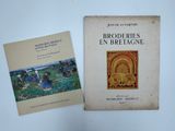 les deux livres sont posés sur la table l'un à côté de l'autre