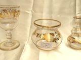trois vases en verre posés sur un tissu blanc