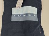 un t-shirt sur lequel est inscrit le nom « Jones » et qui porte une étiquette