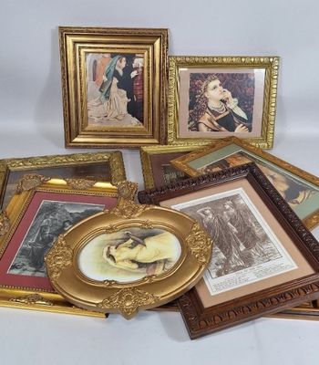 de nombreuses photos encadrées posées sur une table blanche