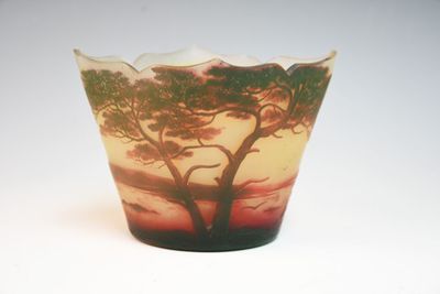 un vase en verre orné d'une image représentant un arbre