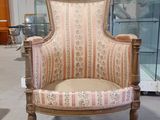 une chaise qui se trouve au milieu d'une pièce