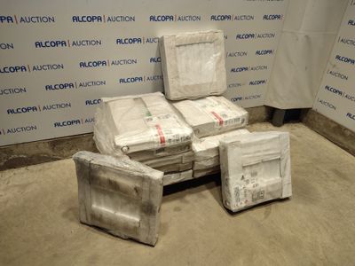une pile de cartons posée par terre près d'un mur
