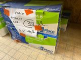 une pile de boîtes empilées les unes sur les autres