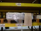 beaucoup de cartons sur les étagères du magasin