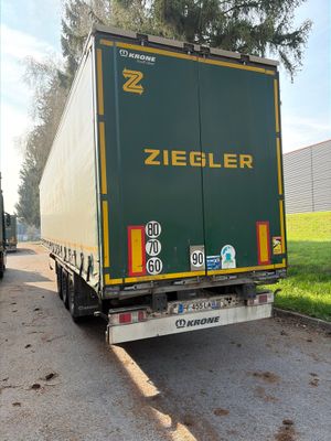 un camion garé sur le côté de la route