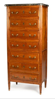 une grande commode en bois avec un plateau en marbre