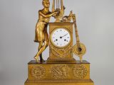 une horloge en or représentant un homme jouant d'un instrument de musique