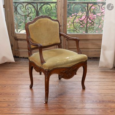 une chaise qui se trouve devant une fenêtre
