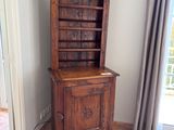 un meuble en bois surmonté d'une horloge