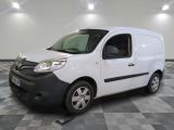 la camionnette blanche est garée sur un sol carrelé en damier