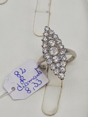 une bague sertie de nombreux diamants