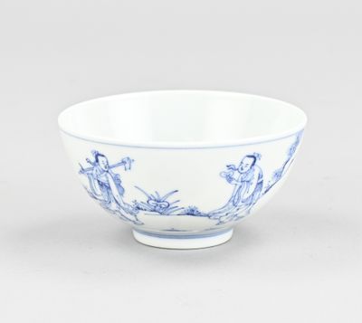 un bol bleu et blanc orné de motifs