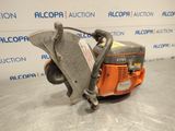 gros plan d'une machine sur une table avec un panneau en arrière-plan