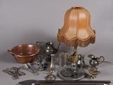 une table sur laquelle se trouvent une lampe, une théière, des cuillères et d'autres objets