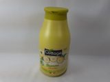 une bouteille de limonade posée sur une surface blanche
