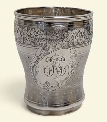 une coupe en argent sur laquelle figure un monogramme