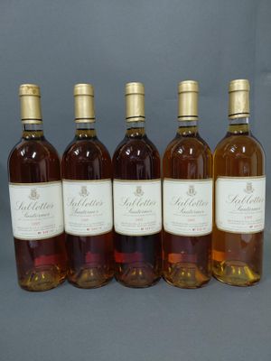 six bouteilles de vin sont alignées dans une rangée