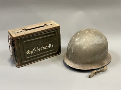 un casque posé à côté d'une boîte sur une table