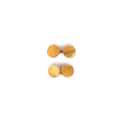 une paire de boucles d'oreilles plaquées or sur fond blanc