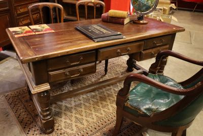 un bureau avec une chaise et un globe terrestre posé dessus