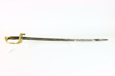 un gros plan d'une épée à la poignée dorée sur un fond blanc