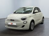 la petite voiture blanche est garée dans une grande pièce