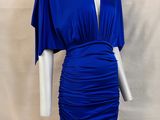 une robe bleue sur un mannequin, un mannequin, un mannequin, un mannequin, un mannequin, un mannequin, un mannequin, un mannequin, un mannequin