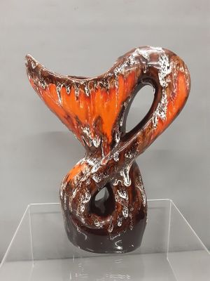 une vitrine en verre contenant une sculpture représentant une queue de poisson