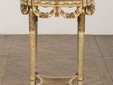 une photo d'une table au plateau en marbre posée sur un parquet