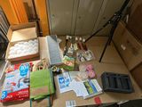 une table sur laquelle se trouvent de nombreux objets