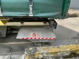 un camion vert garé sur le bord de la route