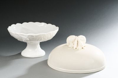 deux assiettes blanches posées l'une à côté de l'autre sur une table