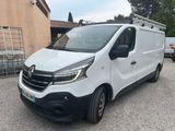 une camionnette blanche garée sur un parking à côté d'un bâtiment