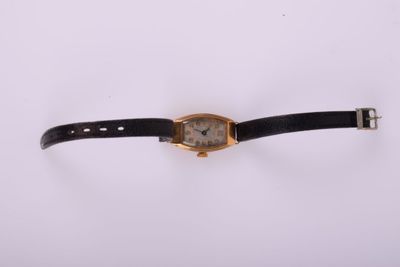 gros plan d'une montre-bracelet sur une surface blanche
