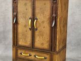 une vieille armoire en bois à deux portes, surmontée de poignées