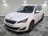 la voiture blanche est garée sur un sol en damier dans le garage