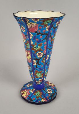 une image représentant un vase bleu orné d'un motif floral