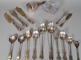 beaucoup de cuillères et de couverts en argent sur la table