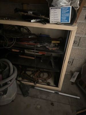 une petite armoire contenant des outils et d'autres objets