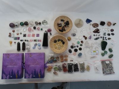 une table sur laquelle se trouvent de nombreux objets différents