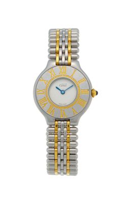 gros plan d'une montre-bracelet sur fond blanc