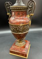 Beau vase en marbre griotte, bronze doré et patiné à décor d… (photo 2)